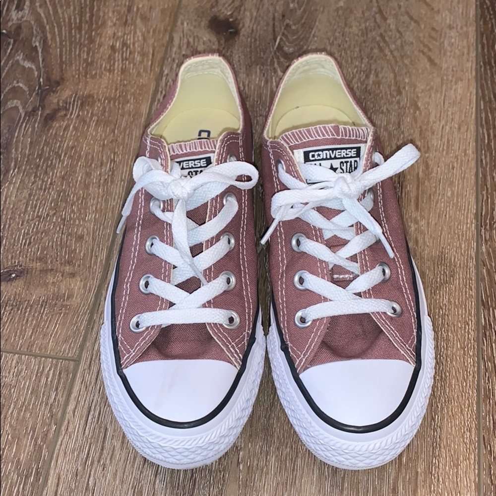 great condition rose pink low top converse